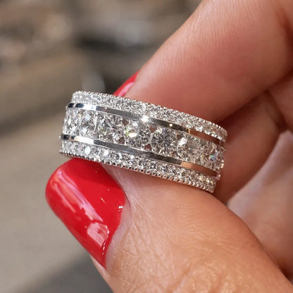 Eisiger Ring mit rundem Zirkonia