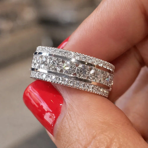 Eisiger Ring mit rundem Zirkonia