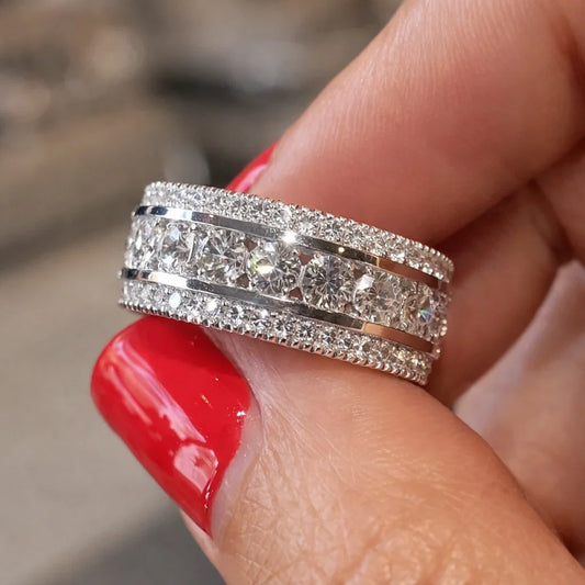 Eisiger Ring mit rundem Zirkonia